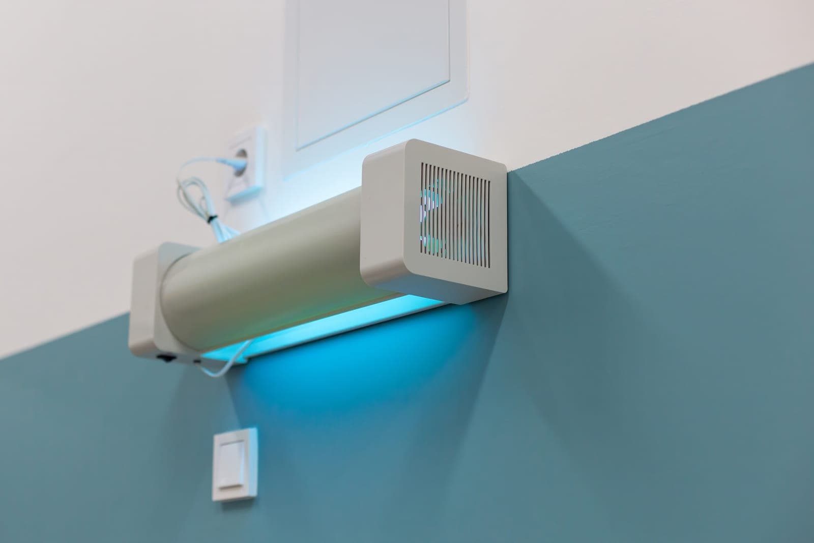 A UV air treatment lamp emitting blue light